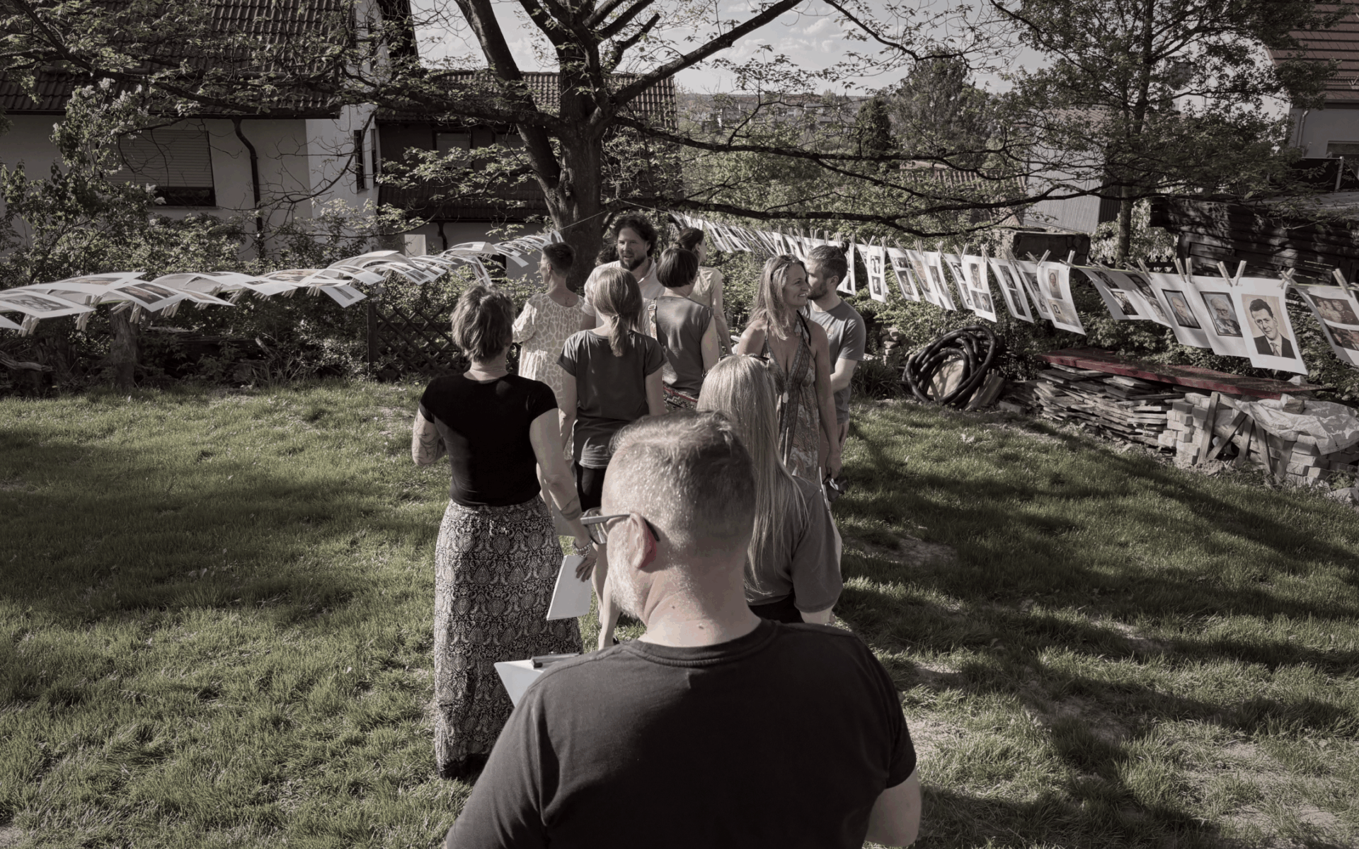 2025_05_11_Ausbildung Teilnehmer der Intensivausbildung im Gesichtgelesen im Garten bei einer Übung