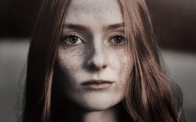 Frau mit Sommersprossen und Tagträumeraugen - Portraitfoto für das Gesicht lesen